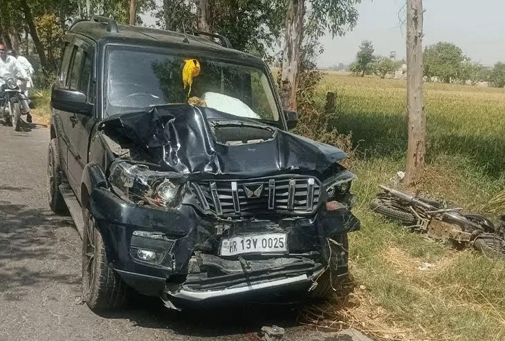 घटनास्थल पर क्षतिग्रस्त स्कॉर्पियो व साइड में पड़ी बुलेट घटनास्थल पर क्षतिग्रस्त स्कॉर्पियो व साइड में पड़ी बुलेट
