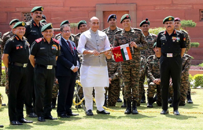 रक्षा मंत्री ने माउंट एवरेस्ट और माउंट कंचनजंगा के लिए अभियान को हरी झंडी दिखाते हुए रक्षा मंत्री ने माउंट एवरेस्ट और माउंट कंचनजंगा के लिए अभियान को हरी झंडी दिखाते हुए