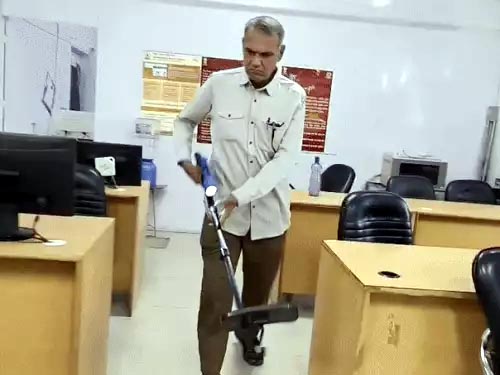 बम निरोधक दस्ता लघु सचिवालय की तलाशी लेते हुए बम निरोधक दस्ता लघु सचिवालय की तलाशी लेते हुए