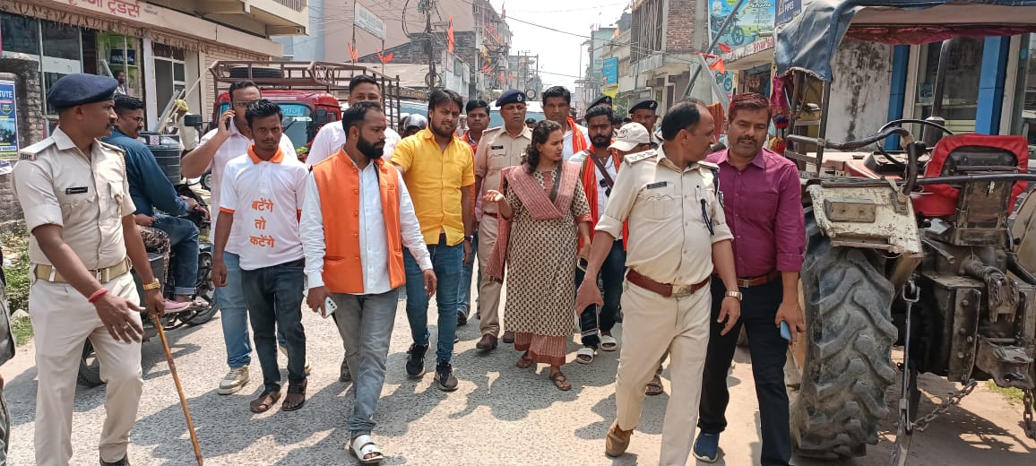 अररिया फोटो:एसडीएम एसडीपीओ अन्य अधिकारियों और आयोजन समिति के सदस्यों के साथ रूट का जायजा लेते अररिया फोटो:एसडीएम एसडीपीओ अन्य अधिकारियों और आयोजन समिति के सदस्यों के साथ रूट का जायजा लेते