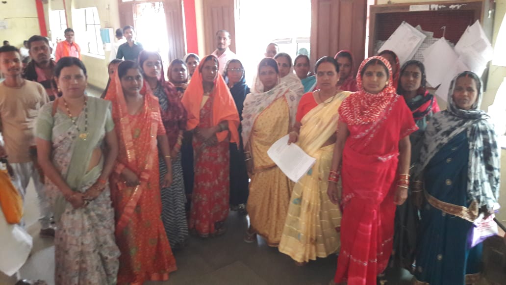 नगर निगम कार्यालय के सामने प्रदर्शन करते हुए वार्डवासी। नगर निगम कार्यालय के सामने प्रदर्शन करते हुए वार्डवासी।