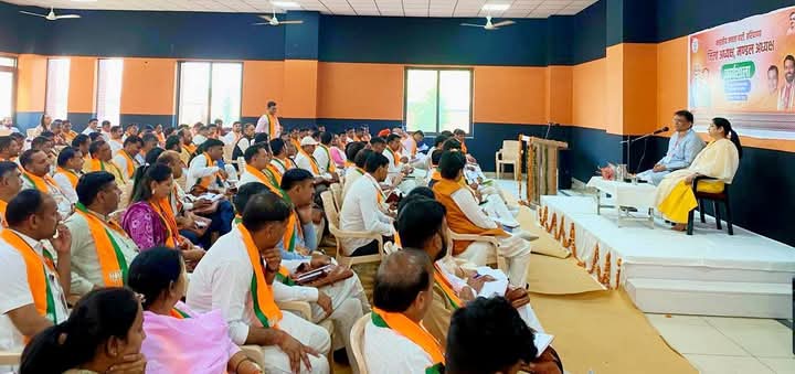 भाजपा के प्रशिक्षण कार्यक्रम में भाग लेते कार्यकर्ता