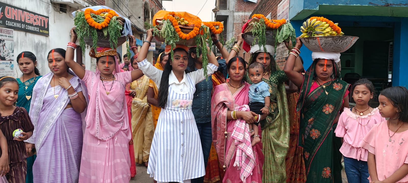 छठ घाट जाते व्रती छठ घाट जाते व्रती