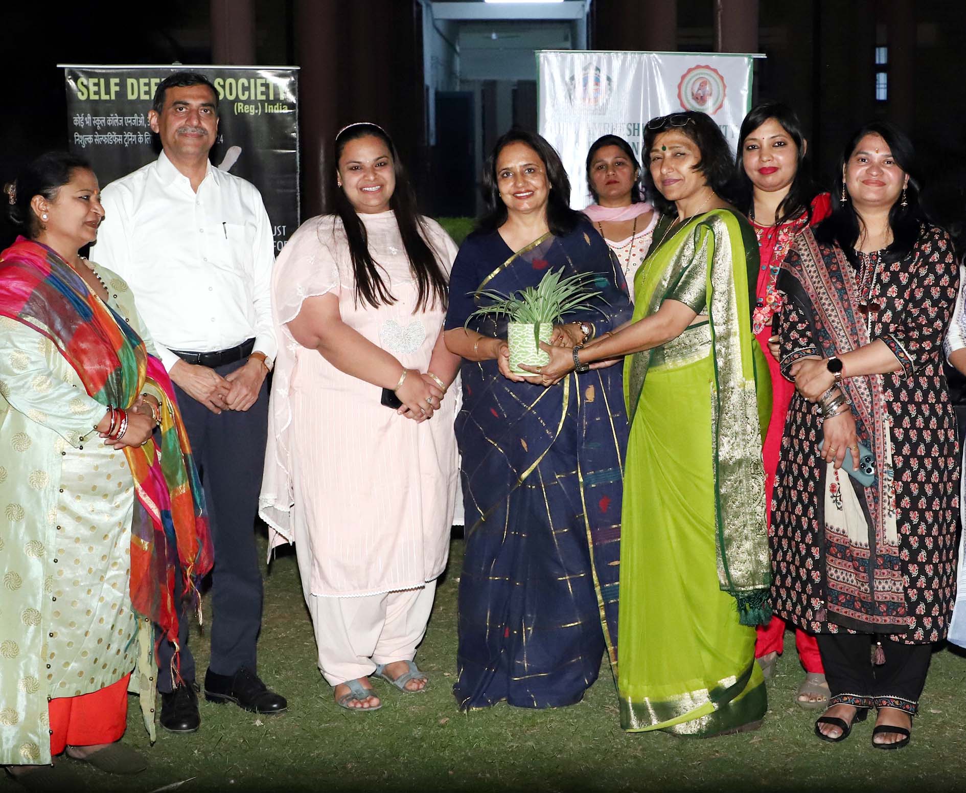 प्रशिक्षण कार्यक्रम के समापन समारोह में मुख्यातिथि डा. वंदना बिश्नोई का स्वागत करते आयोजक।