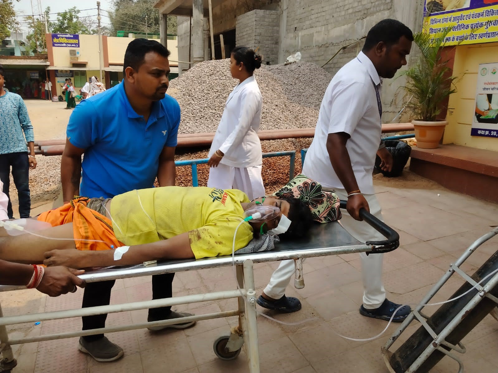 किशन साहू को उपचार के लिए जिला अस्पताल लाते हुए स्वजन। किशन साहू को उपचार के लिए जिला अस्पताल लाते हुए स्वजन।
