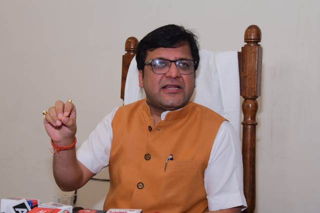 पत्रकारों से बातचीत करते आबकारी मंत्री नितिन (फोटो) पत्रकारों से बातचीत करते आबकारी मंत्री नितिन (फोटो)