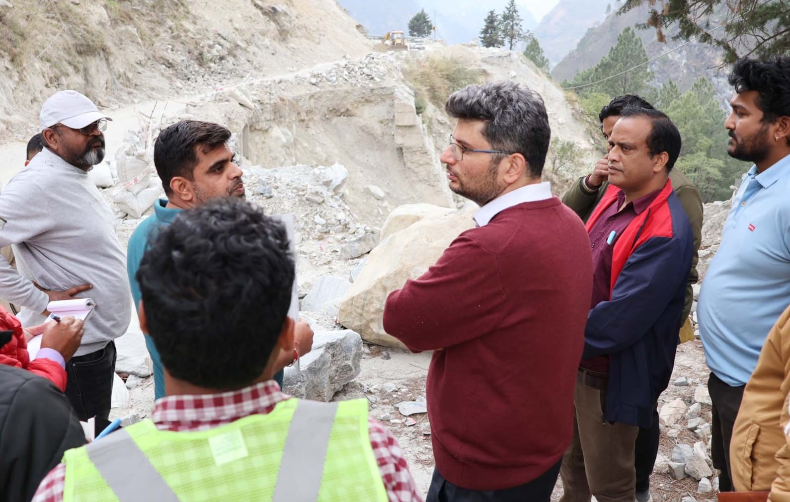 बदरीनाथ हाईवे का निरीक्षण करते हुए डीएम। बदरीनाथ हाईवे का निरीक्षण करते हुए डीएम।