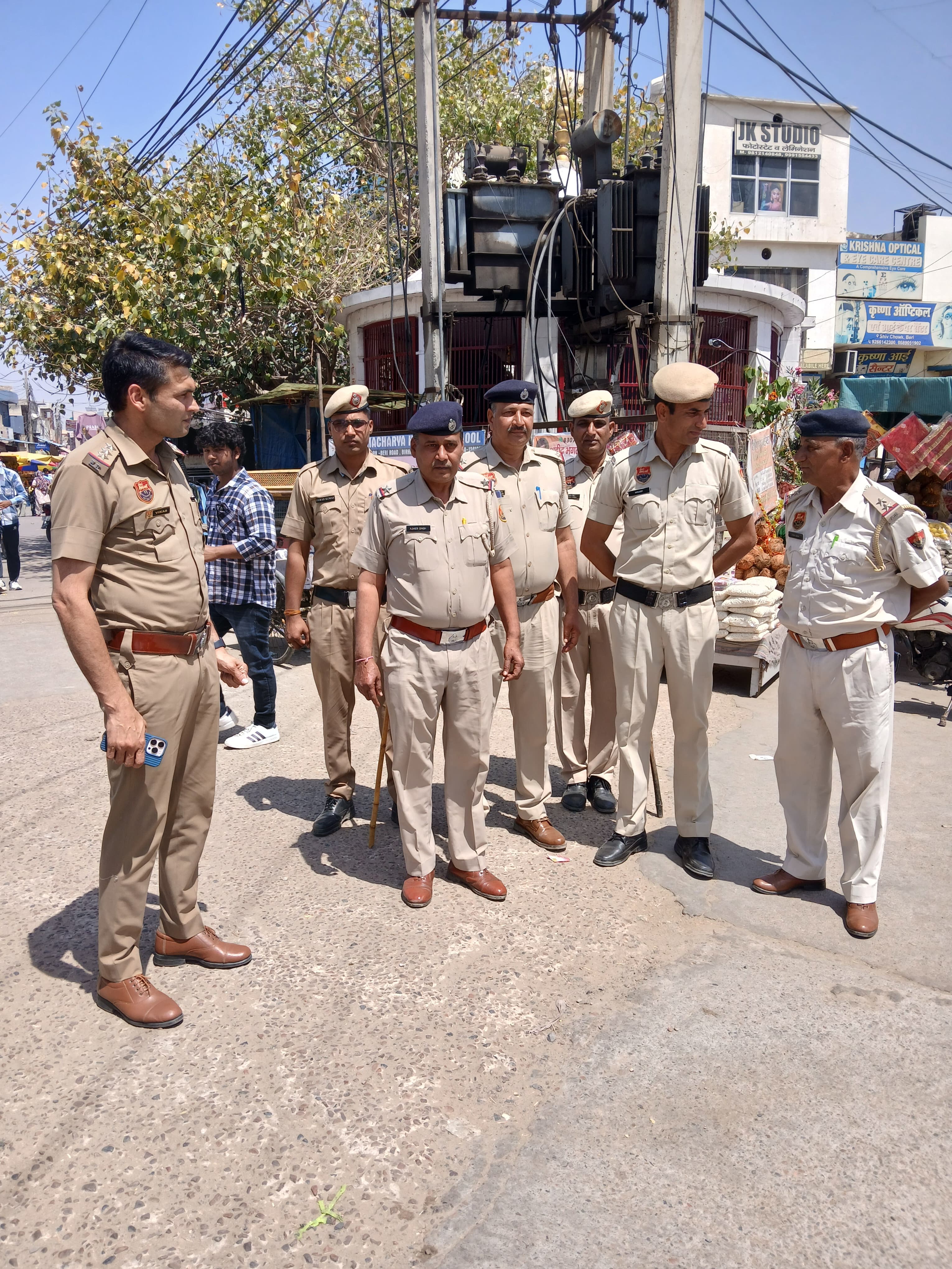 बेरी मेला परिसर में तैनात पुलिस बल बेरी मेला परिसर में तैनात पुलिस बल