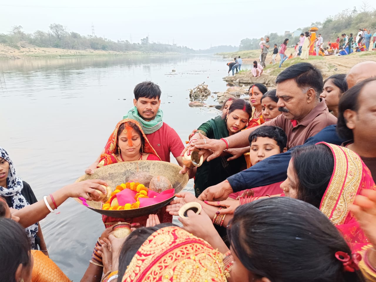 भगवान सूर्य को अर्घ्य अर्पित करते व्रती भगवान सूर्य को अर्घ्य अर्पित करते व्रती