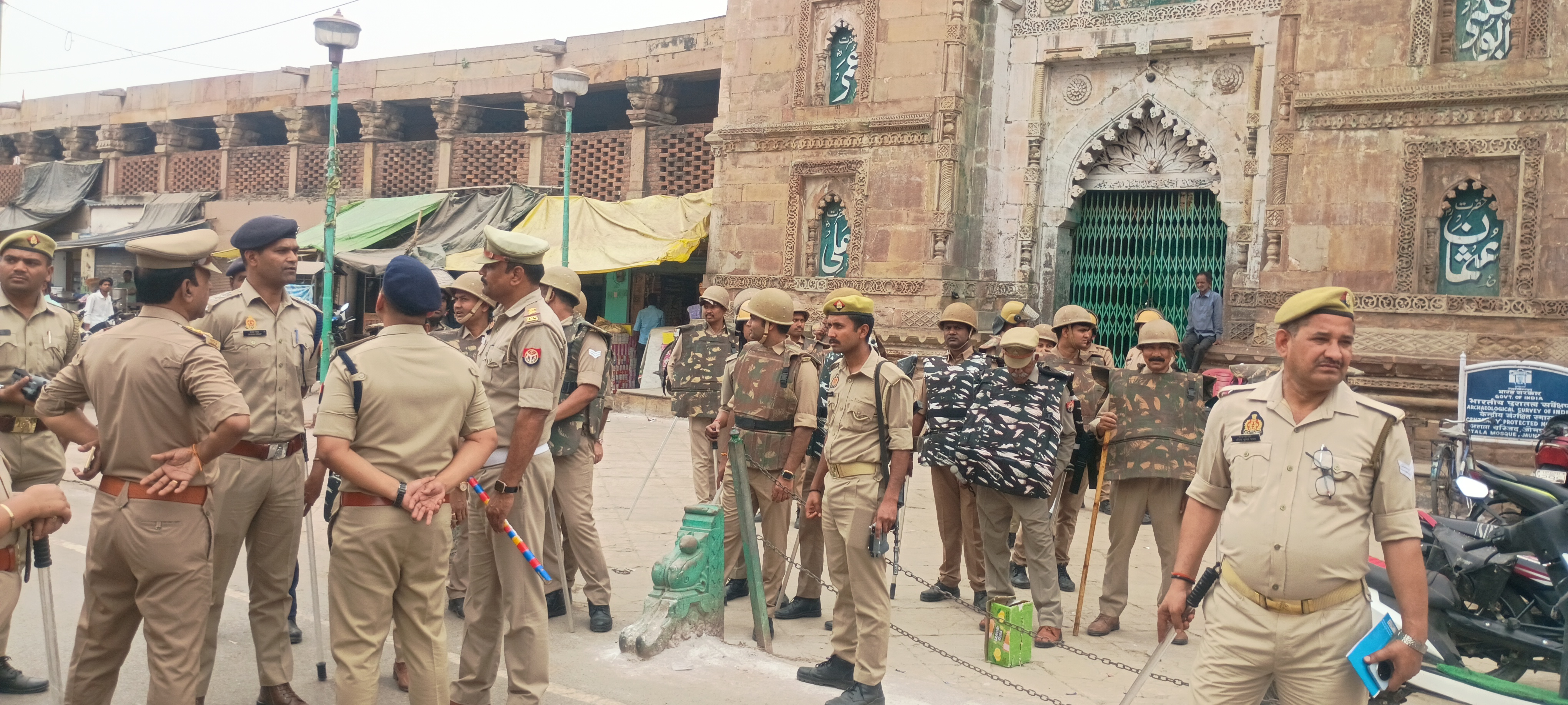 पुलिस फ्लैग मार्च करते हुए पुलिस फ्लैग मार्च करते हुए