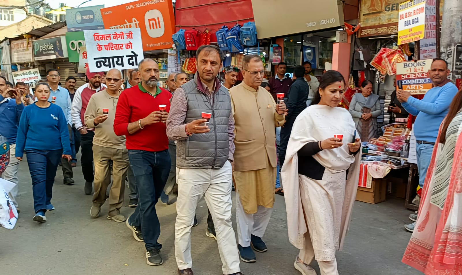 भाजपा नेता कैंडल मार्च निकालते हुए भाजपा नेता कैंडल मार्च निकालते हुए