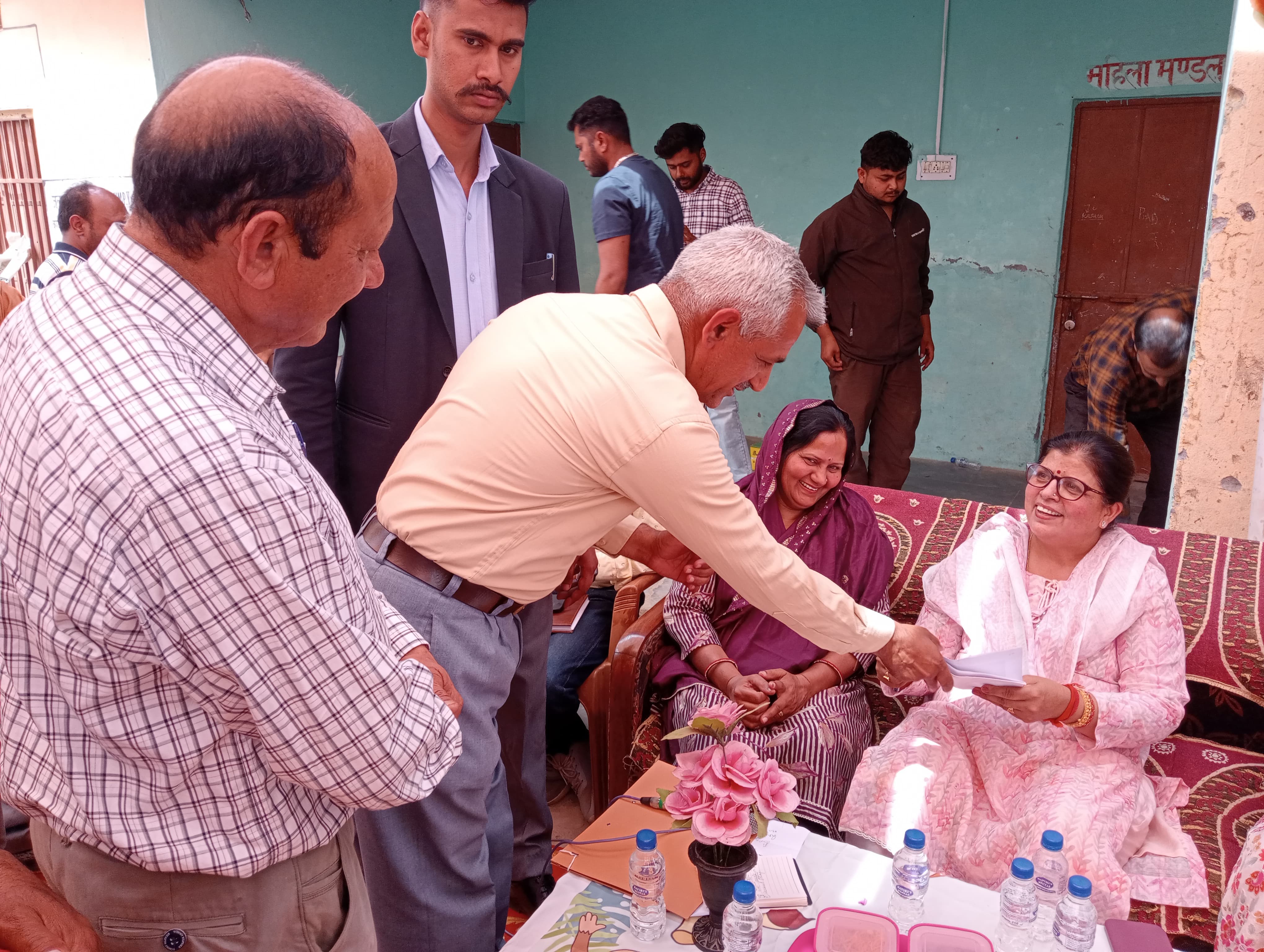 जनसमस्याएं सुनते हुए विधायक कमलेश ठाकुर। जनसमस्याएं सुनते हुए विधायक कमलेश ठाकुर।