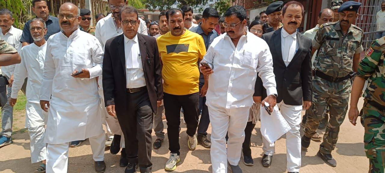 फोटो-03 दुमका मंत्री, कैप्सन-कोर्ट में पेशी के बाद निकलते मंत्री व अन्य फोटो-03 दुमका मंत्री, कैप्सन-कोर्ट में पेशी के बाद निकलते मंत्री व अन्य