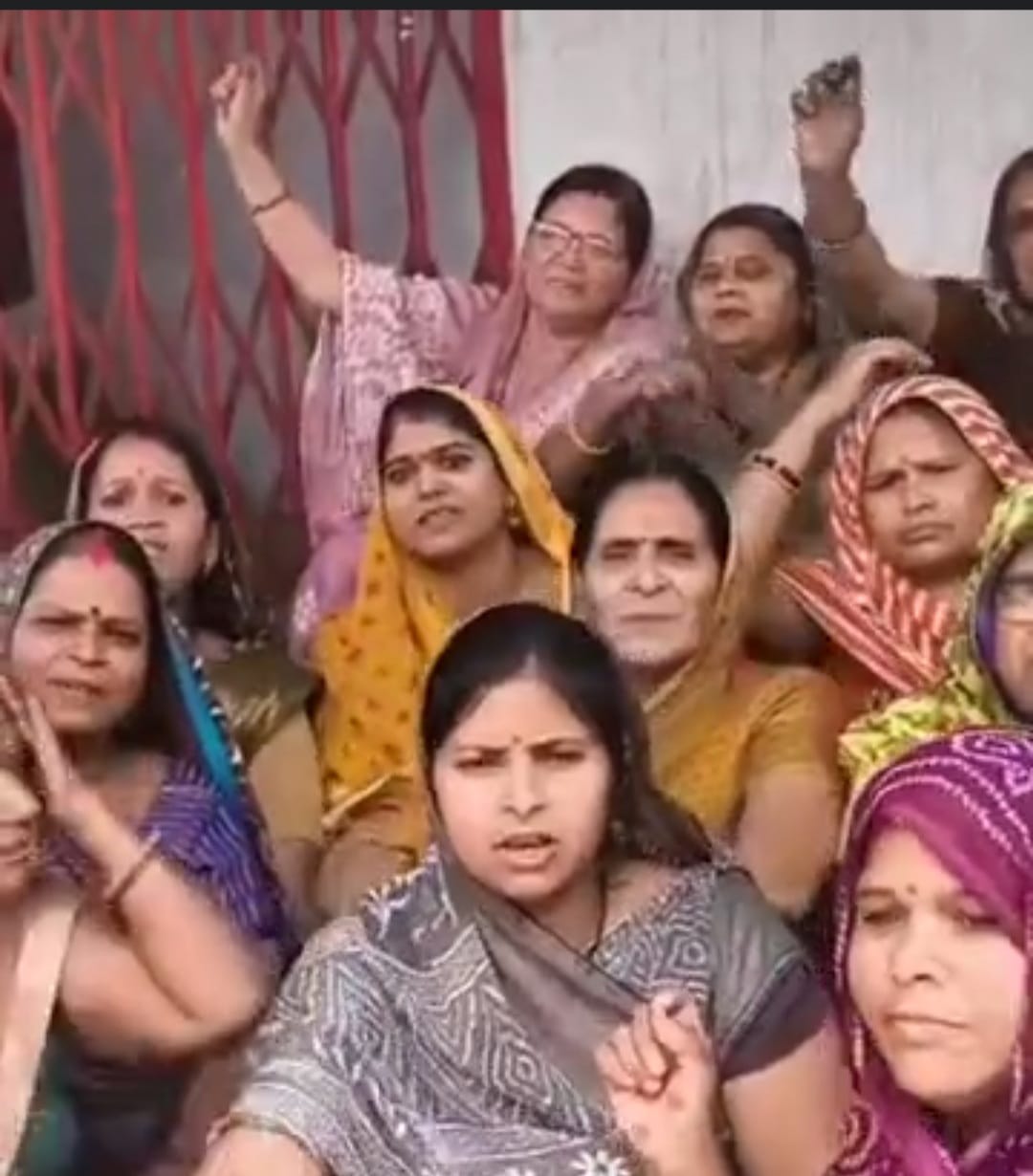 महिलाओं ने किया विरोध प्रदर्शन महिलाओं ने किया विरोध प्रदर्शन