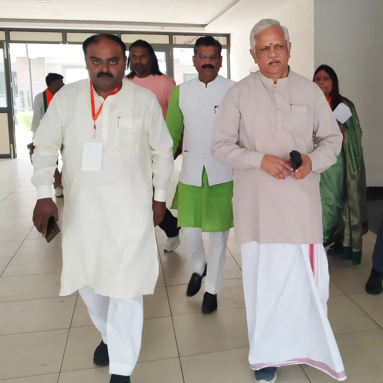 भाजपा के राष्ट्रीय संगठन मंत्री बीएल संतोष को समारोह स्थल पर लाते कैबिनेट मंत्री कृष्ण बेदी