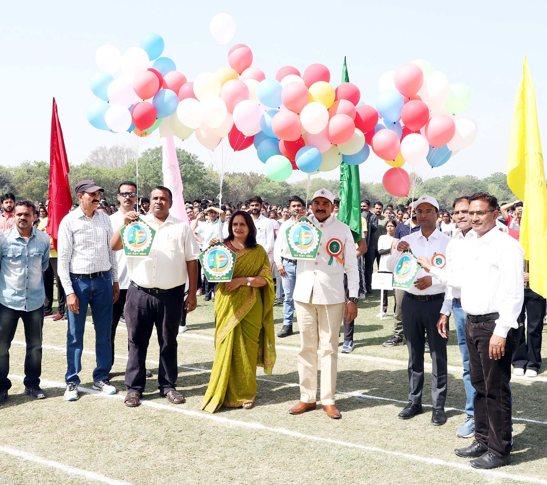 खेलकूद प्रतियोगिता का शुभारंभ करते मुख्यातिथि कुलपति प्रो. नरसी राम बिश्नोई। खेलकूद प्रतियोगिता का शुभारंभ करते मुख्यातिथि कुलपति प्रो. नरसी राम बिश्नोई।