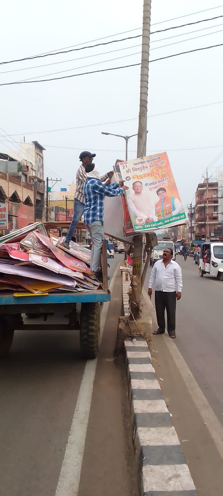 राष्ट्रीय राजमार्ग से अवैध होर्डिंग्स और पोस्टर हटाते हुए नगर निगम के कर्मचारी। राष्ट्रीय राजमार्ग से अवैध होर्डिंग्स और पोस्टर हटाते हुए नगर निगम के कर्मचारी।