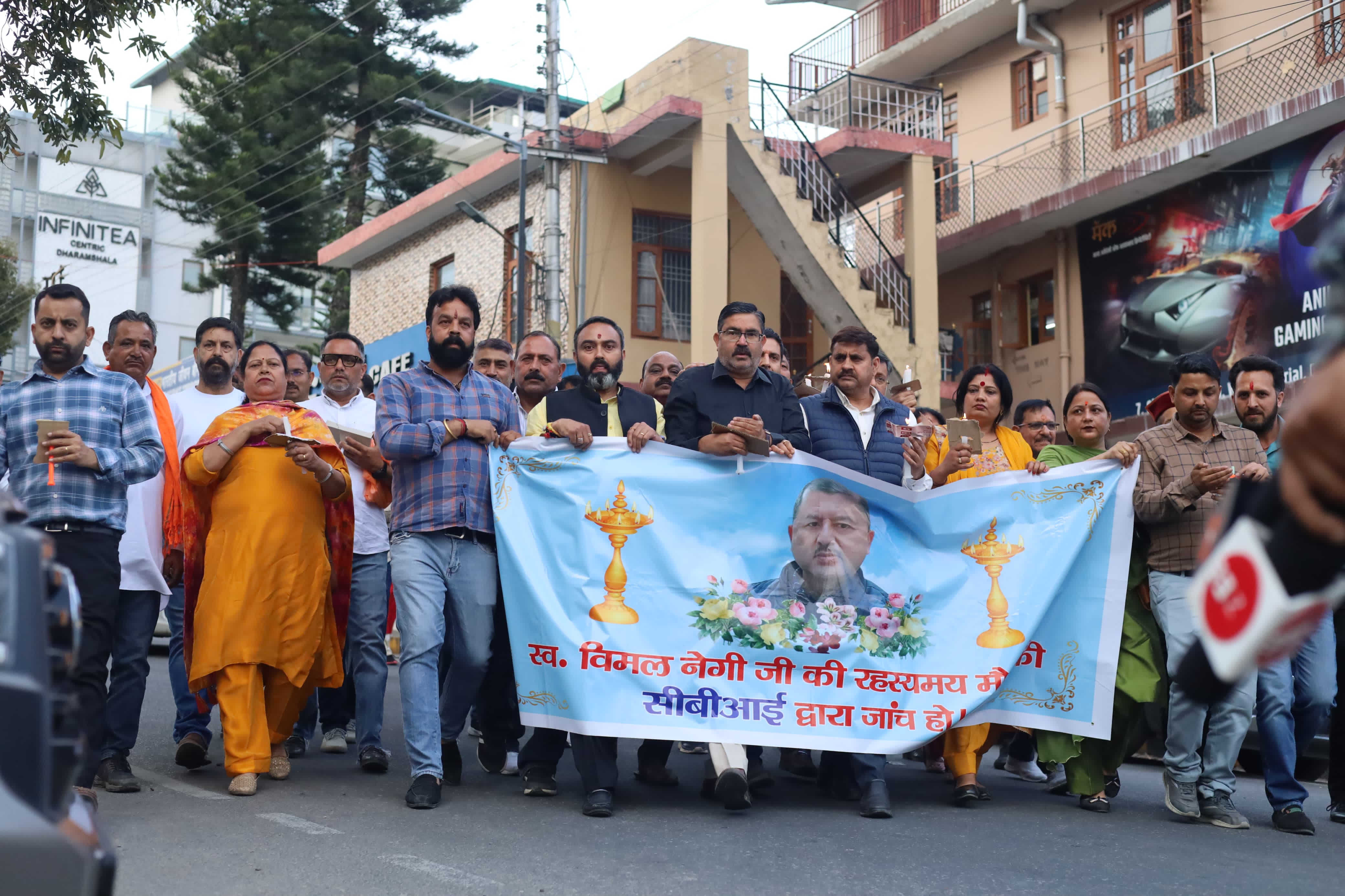 कैंडल मार्च निकालते हुए भाजपा कार्यकर्ता। कैंडल मार्च निकालते हुए भाजपा कार्यकर्ता।