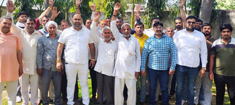 सोनीपत: ग्राम पंचायत टेहा को नगरपालिका में शामिल किए जाने का विरोध करते ग्रामीण। सोनीपत: ग्राम पंचायत टेहा को नगरपालिका में शामिल किए जाने का विरोध करते ग्रामीण।