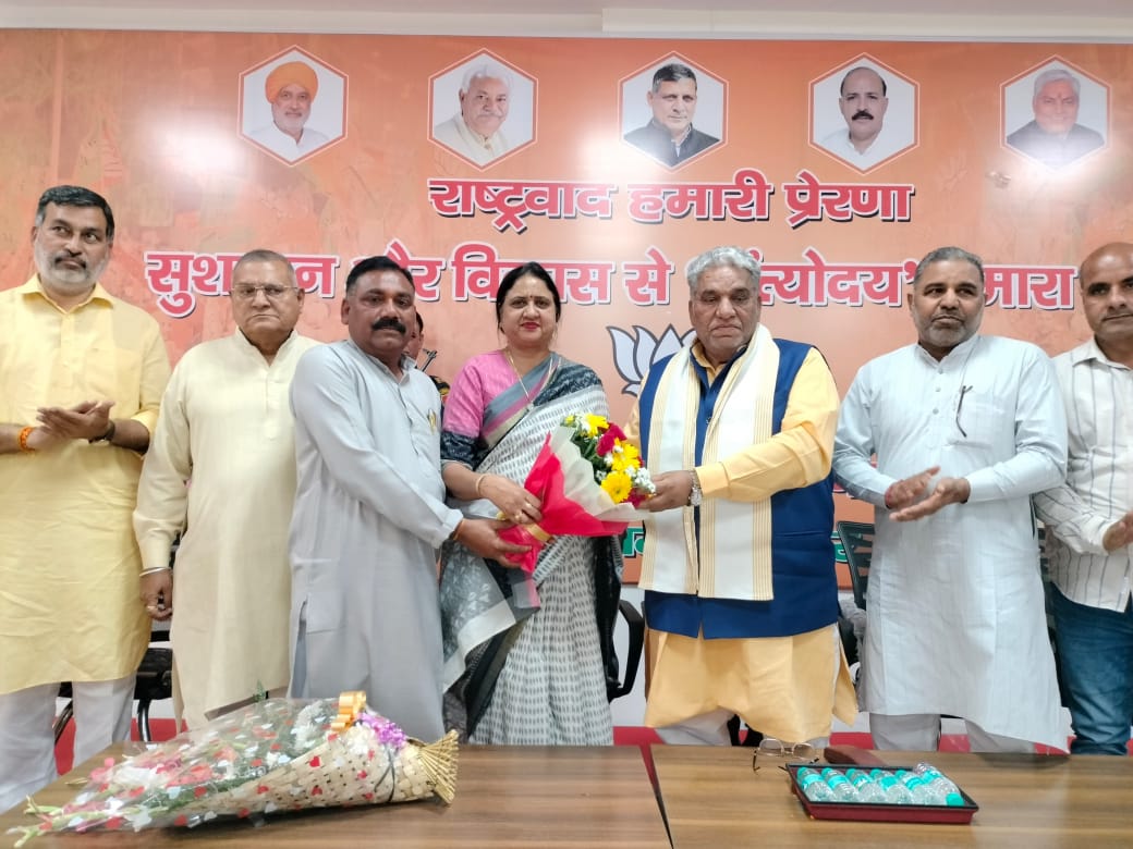बैठक के दौरान पंचायत मंत्री कृष्ण लाल पंवार बैठक के दौरान पंचायत मंत्री कृष्ण लाल पंवार