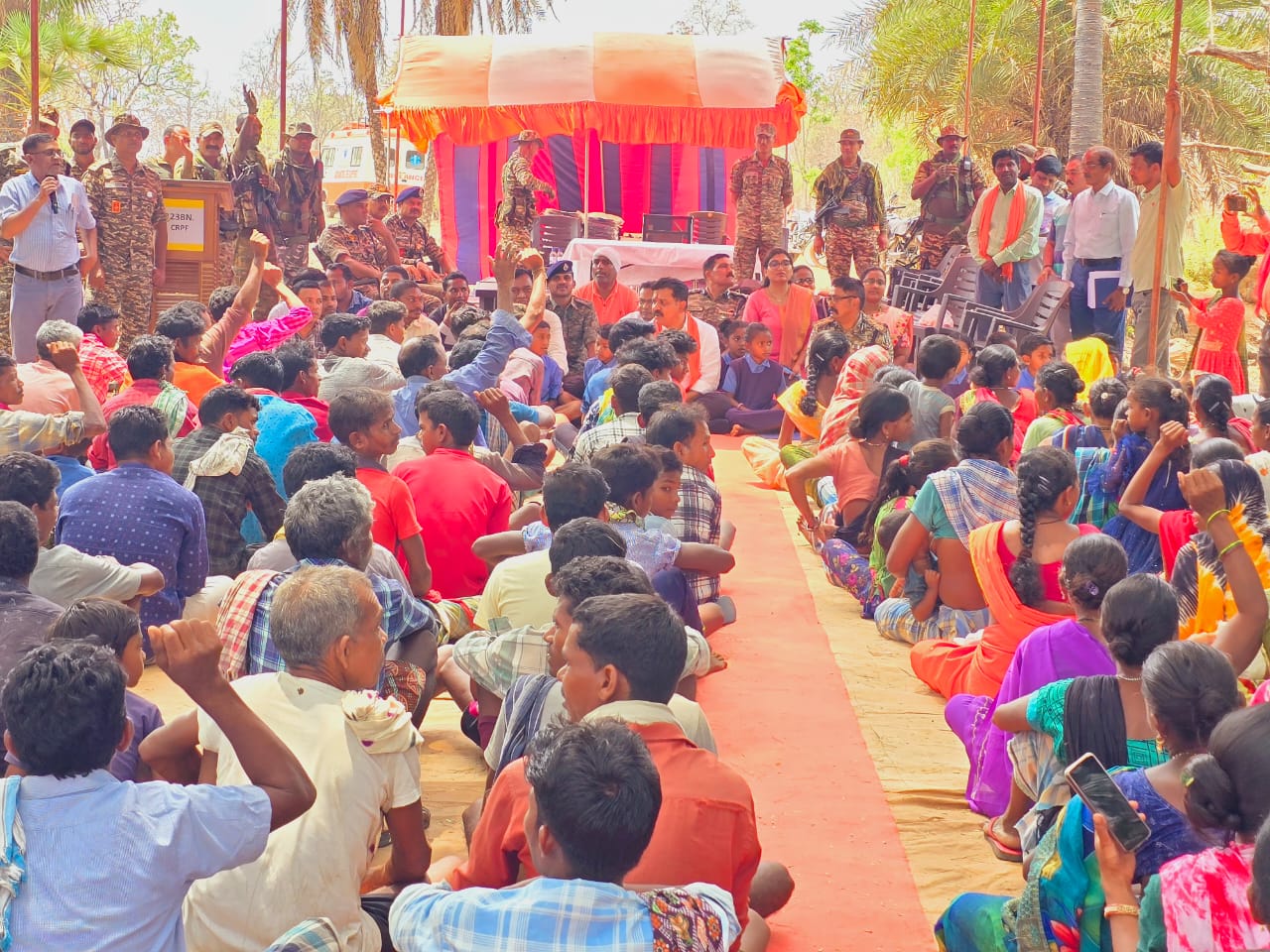 नक्सलियों के गढ़ रायगुड़ेम में उप मुख्यमंत्री विजय शर्मा ने लगाई जनचौपाल पेड़ के नीचे प्रशासनिक अधिकारियों के साथ गृहमंत्री ने सुनी ग्रामीणों की समस्या नक्सलियों के गढ़ रायगुड़ेम में उप मुख्यमंत्री विजय शर्मा ने लगाई जनचौपाल पेड़ के नीचे प्रशासनिक अधिकारियों के साथ गृहमंत्री ने सुनी ग्रामीणों की समस्या