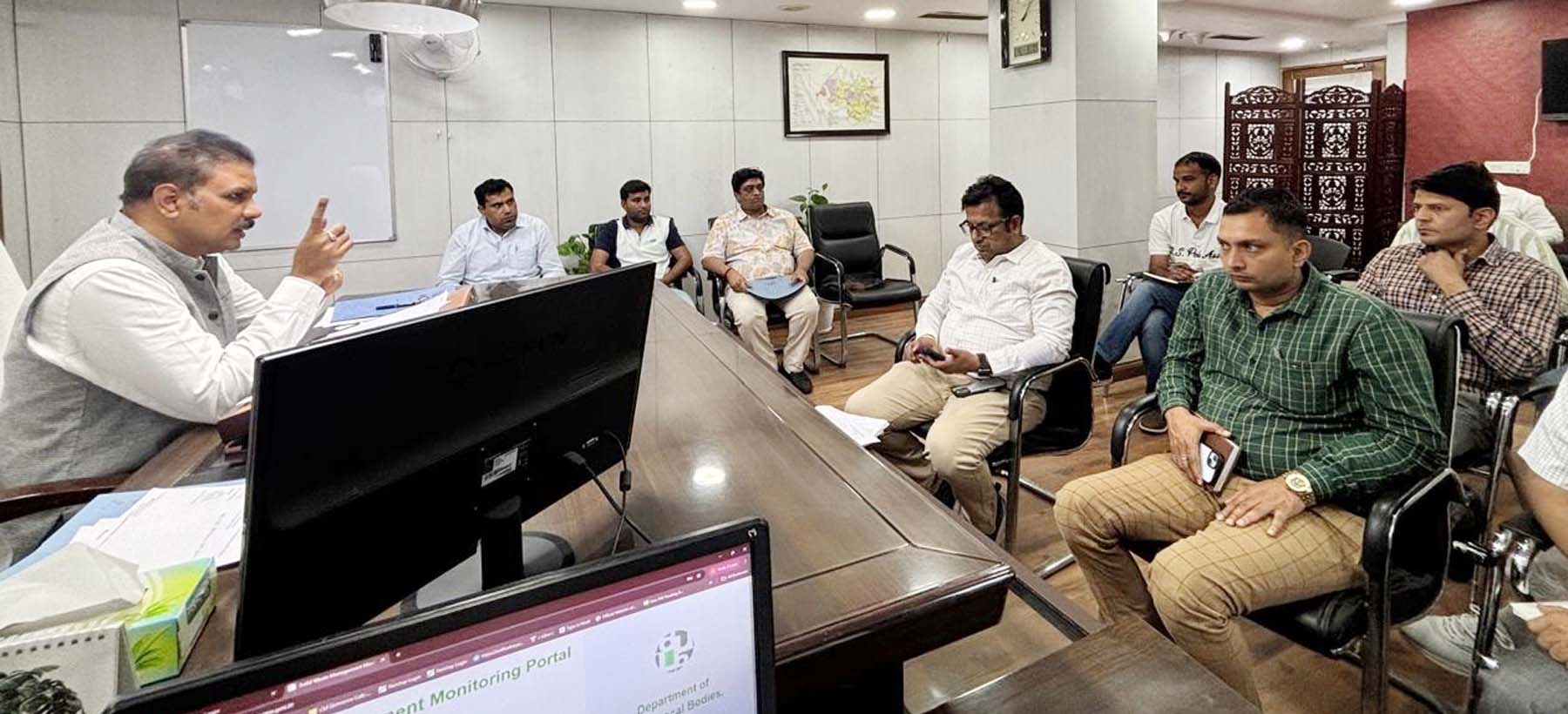 गुरुग्राम में नवनिर्वाचित पार्षदों व उनके प्रतिनिधियों के साथ बैठक करते संयुक्त आयुक्त सुमित कुमार। गुरुग्राम में नवनिर्वाचित पार्षदों व उनके प्रतिनिधियों के साथ बैठक करते संयुक्त आयुक्त सुमित कुमार।