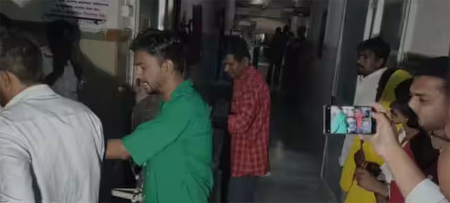 फोटो: नासिक जिला अस्पताल के आईसीयू में आग लगने के बाद बचाव कार्य कर रहे अस्पताल कर्मी फोटो: नासिक जिला अस्पताल के आईसीयू में आग लगने के बाद बचाव कार्य कर रहे अस्पताल कर्मी