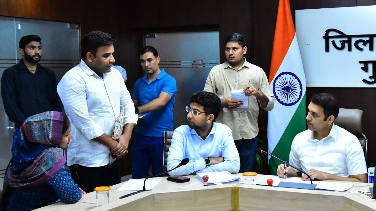 गुरुग्राम में समाधान शिविर में शिकायतें सुनते डीसी अजय कुमार। गुरुग्राम में समाधान शिविर में शिकायतें सुनते डीसी अजय कुमार।