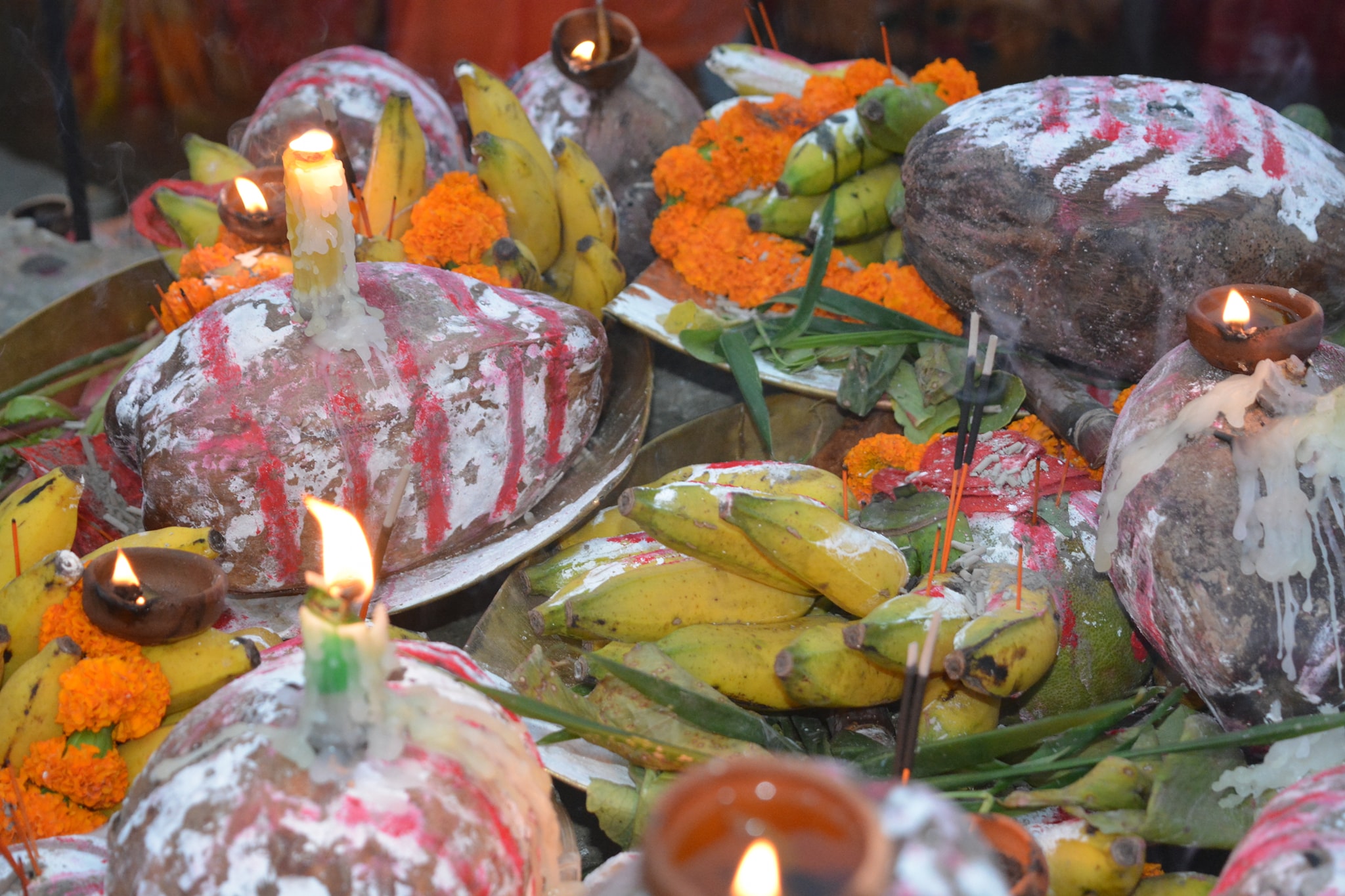 डूबते सूर्य को छठ व्रतियों व श्रद्धालुओं ने दिया पहला अर्घ्य डूबते सूर्य को छठ व्रतियों व श्रद्धालुओं ने दिया पहला अर्घ्य