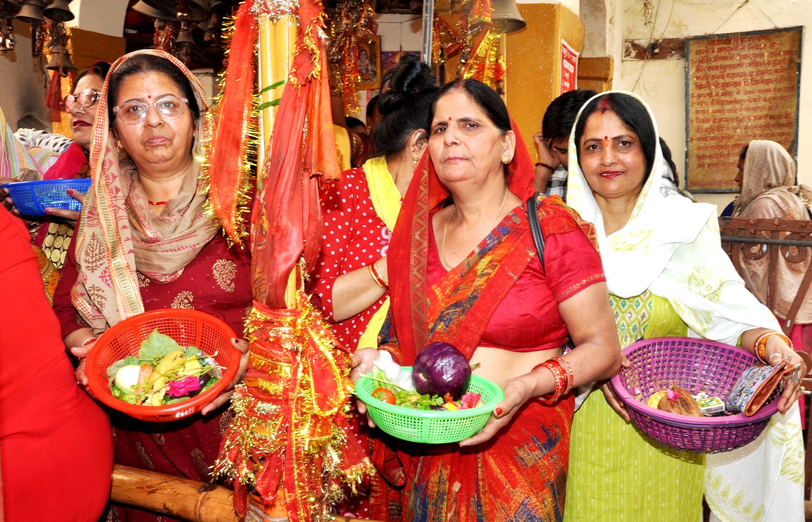 हाथों में सब्जियों की टोकरी लिए महिला श्रद्धालु हाथों में सब्जियों की टोकरी लिए महिला श्रद्धालु