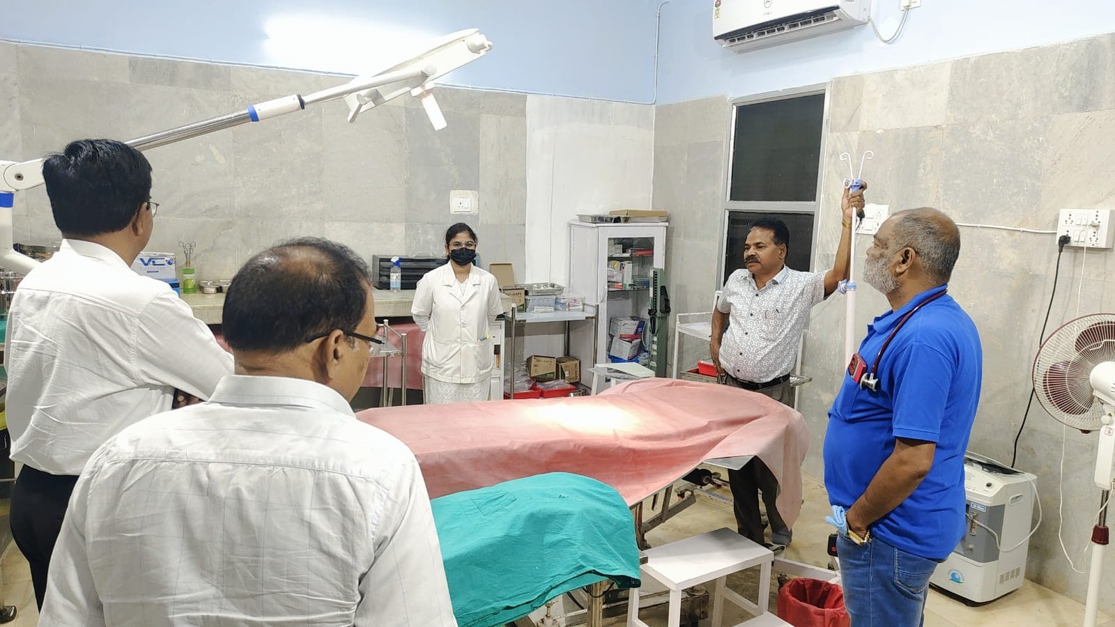 सामुदायिक स्वास्थ्य केन्द्र मगरलोड के आपरेशन कक्ष का निरीक्षण करते हुए डाक्टरों की टीम। सामुदायिक स्वास्थ्य केन्द्र मगरलोड के आपरेशन कक्ष का निरीक्षण करते हुए डाक्टरों की टीम।