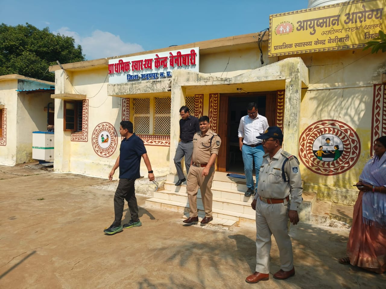 निरीक्षण कर बाहर निकलते कलेक्टर निरीक्षण कर बाहर निकलते कलेक्टर