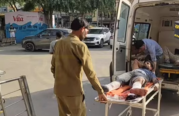 हादसे में घायल एक युवक को पीजीआई रोहतक के लिए ले जाते बचाव कर्मी हादसे में घायल एक युवक को पीजीआई रोहतक के लिए ले जाते बचाव कर्मी
