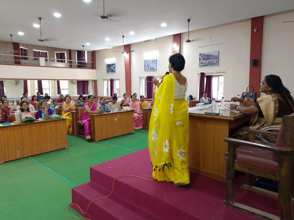 विभागीय कार्यशाला में तनाव मुक्त रहने सुझाव देते हुए डा सरला द्विवेदी। विभागीय कार्यशाला में तनाव मुक्त रहने सुझाव देते हुए डा सरला द्विवेदी।
