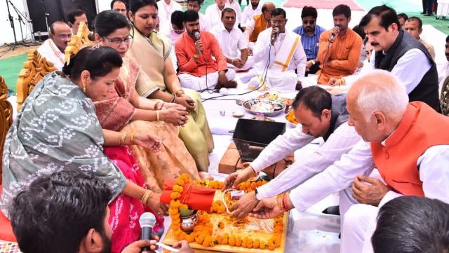 भूमि पूजन करते जे.पी.एस.राठौर (फोटो) भूमि पूजन करते जे.पी.एस.राठौर (फोटो)
