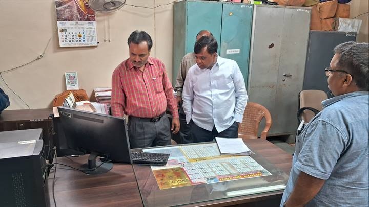 कलेक्टर ने संयुक्त कलेक्ट्रेट भवन में संचालित शासकीय कार्यालयों का किया औचक निरीक्षण कलेक्टर ने संयुक्त कलेक्ट्रेट भवन में संचालित शासकीय कार्यालयों का किया औचक निरीक्षण