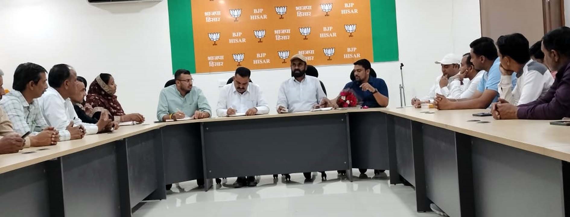 कार्यक्रमों बारे बैठक में रूपरेखा य करते संयोजक व सह संयोजक। कार्यक्रमों बारे बैठक में रूपरेखा य करते संयोजक व सह संयोजक।