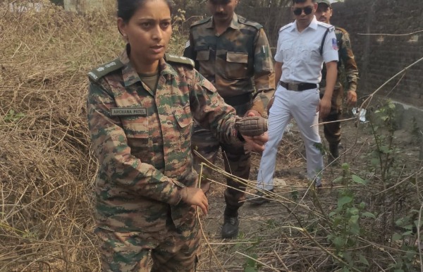 हैंड ग्रेनेड बरामद कर ले जाती सेना की महिला अधिकारी हैंड ग्रेनेड बरामद कर ले जाती सेना की महिला अधिकारी