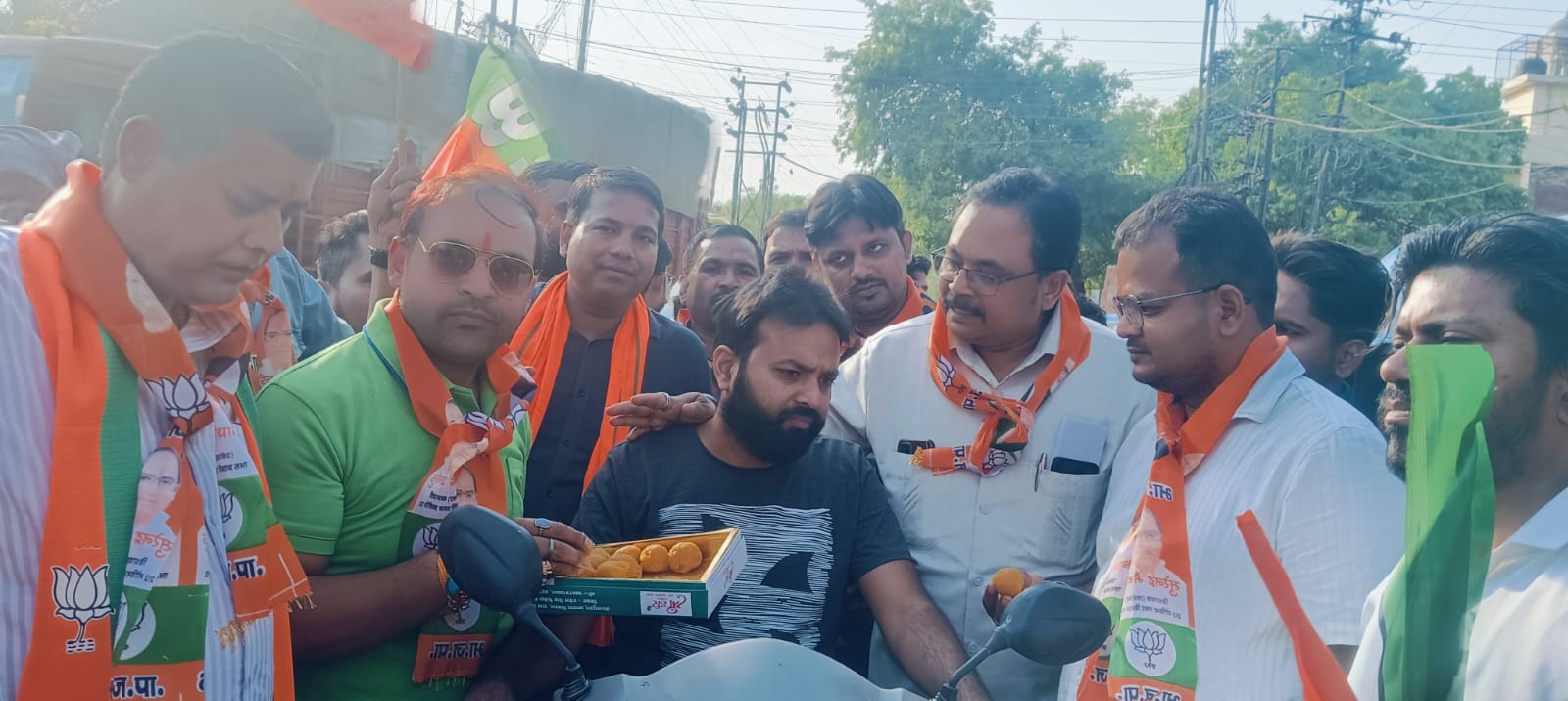 बीजेपी मोर्चा के लोग मिष्ठान वितरण करते हुए बीजेपी मोर्चा के लोग मिष्ठान वितरण करते हुए