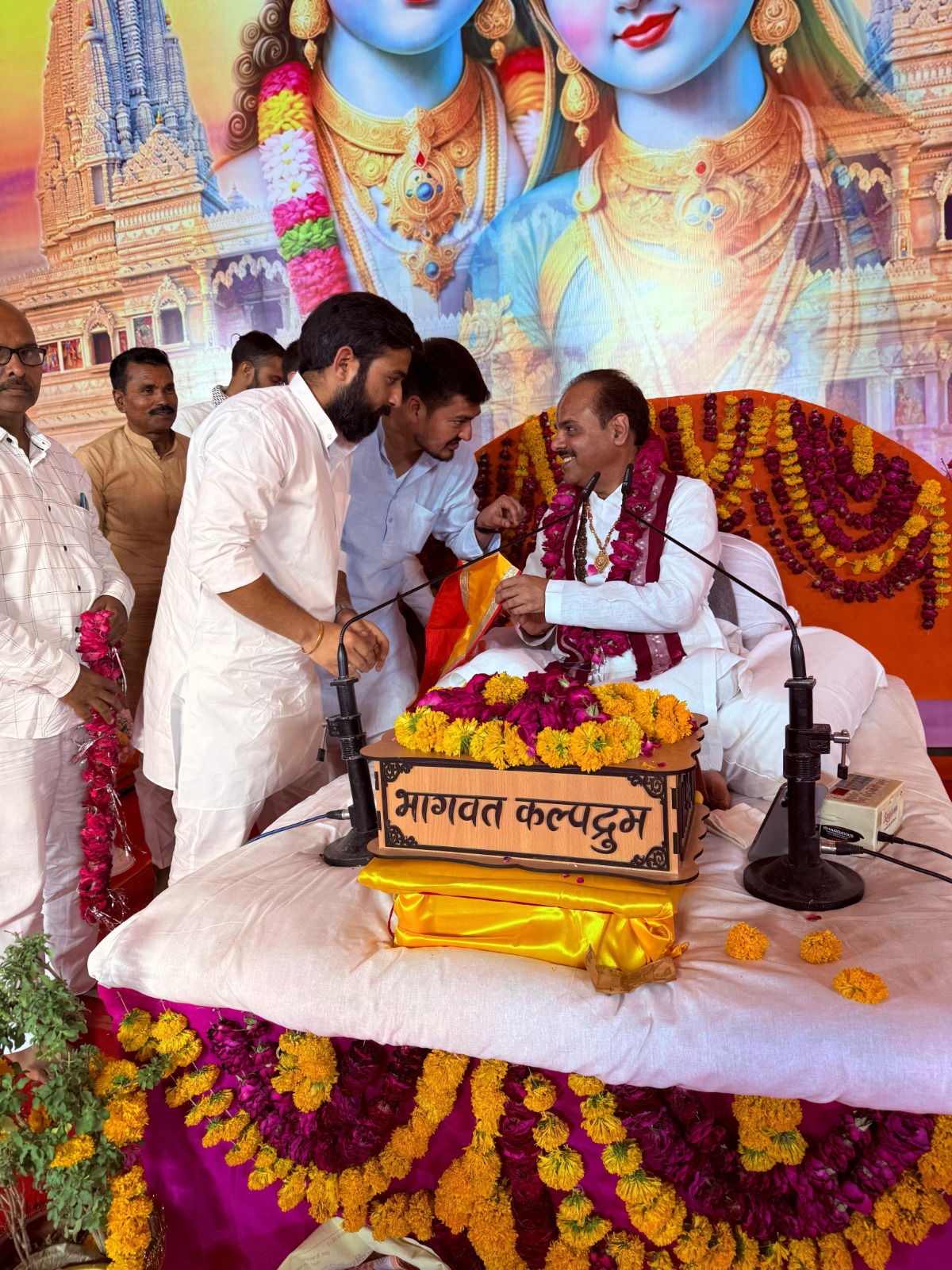 कथा वाचक से आषीर्वाद प्राप्त करते राहुल कंषाना कथा वाचक से आषीर्वाद प्राप्त करते राहुल कंषाना
