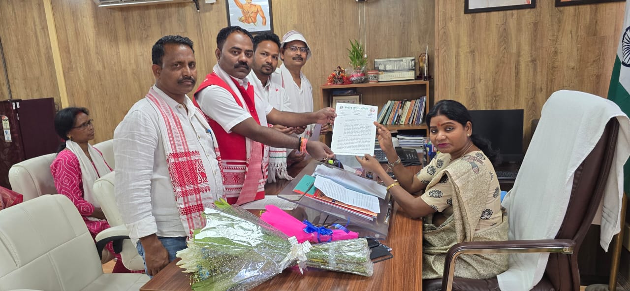 आशा लकड़ा से मुलाकात करते समिति के सदस्य आशा लकड़ा से मुलाकात करते समिति के सदस्य