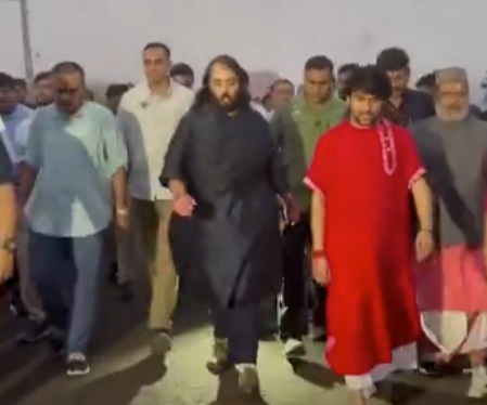 रिलायन्स ग्रुप के अनंत अंबानी की द्वारका यात्रा के 8वें दिन शुक्रवार को बागेश्वरधाम के आचार्य धीरेन्द्र शास्त्री भी यात्रा से जुड़े। रिलायन्स ग्रुप के अनंत अंबानी की द्वारका यात्रा के 8वें दिन शुक्रवार को बागेश्वरधाम के आचार्य धीरेन्द्र शास्त्री भी यात्रा से जुड़े।