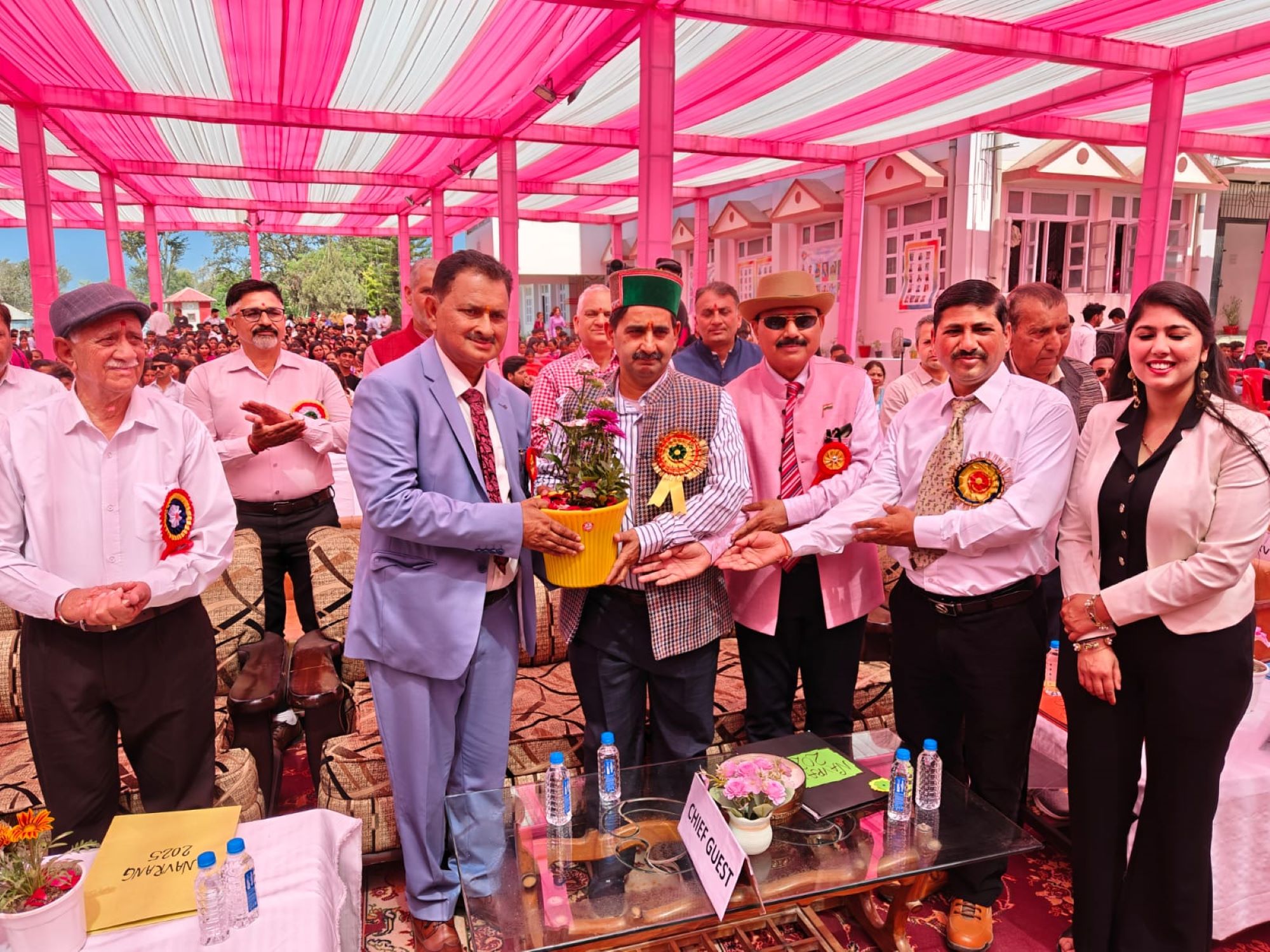वार्षिक उत्सव के दौरान उपमुख्य सचेतक और अन्य। वार्षिक उत्सव के दौरान उपमुख्य सचेतक और अन्य।