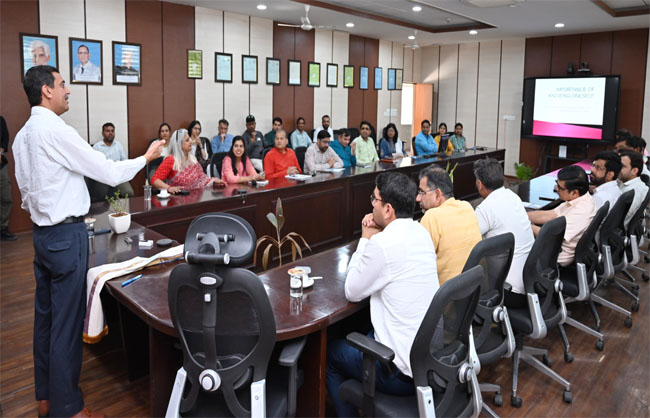 कार्यशाला को संबोधित करते हुए प्रो. संदीप सिंह राणा। कार्यशाला को संबोधित करते हुए प्रो. संदीप सिंह राणा।