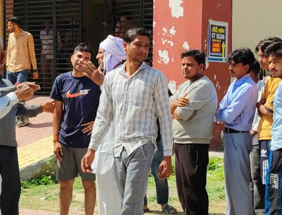 पोस्टमार्टम कराते हुए परिजन पोस्टमार्टम कराते हुए परिजन