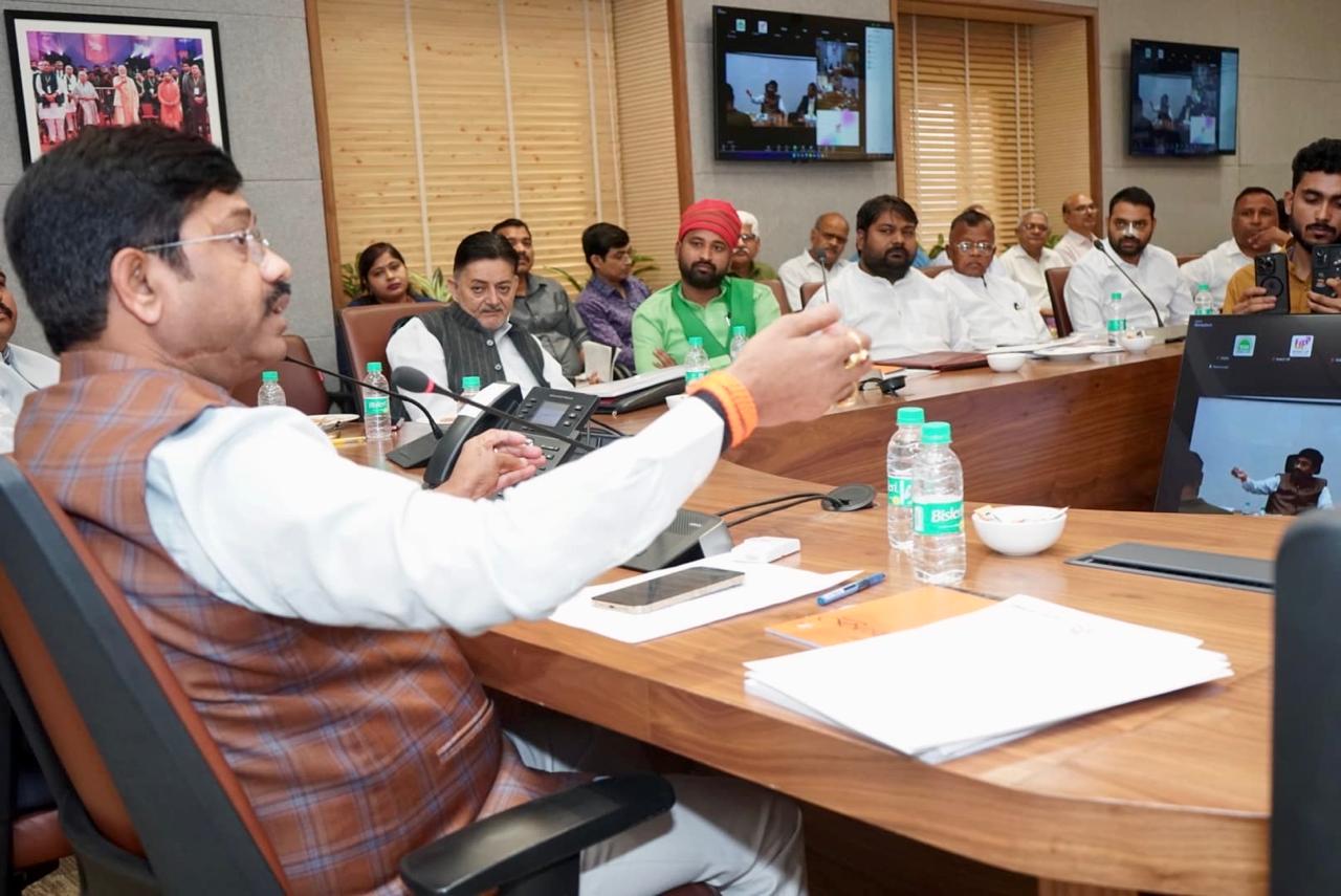 औद्योगिक विकास मंत्री नन्द गोपाल गुप्ता नन्दी बैठक करते हुए। औद्योगिक विकास मंत्री नन्द गोपाल गुप्ता नन्दी बैठक करते हुए।