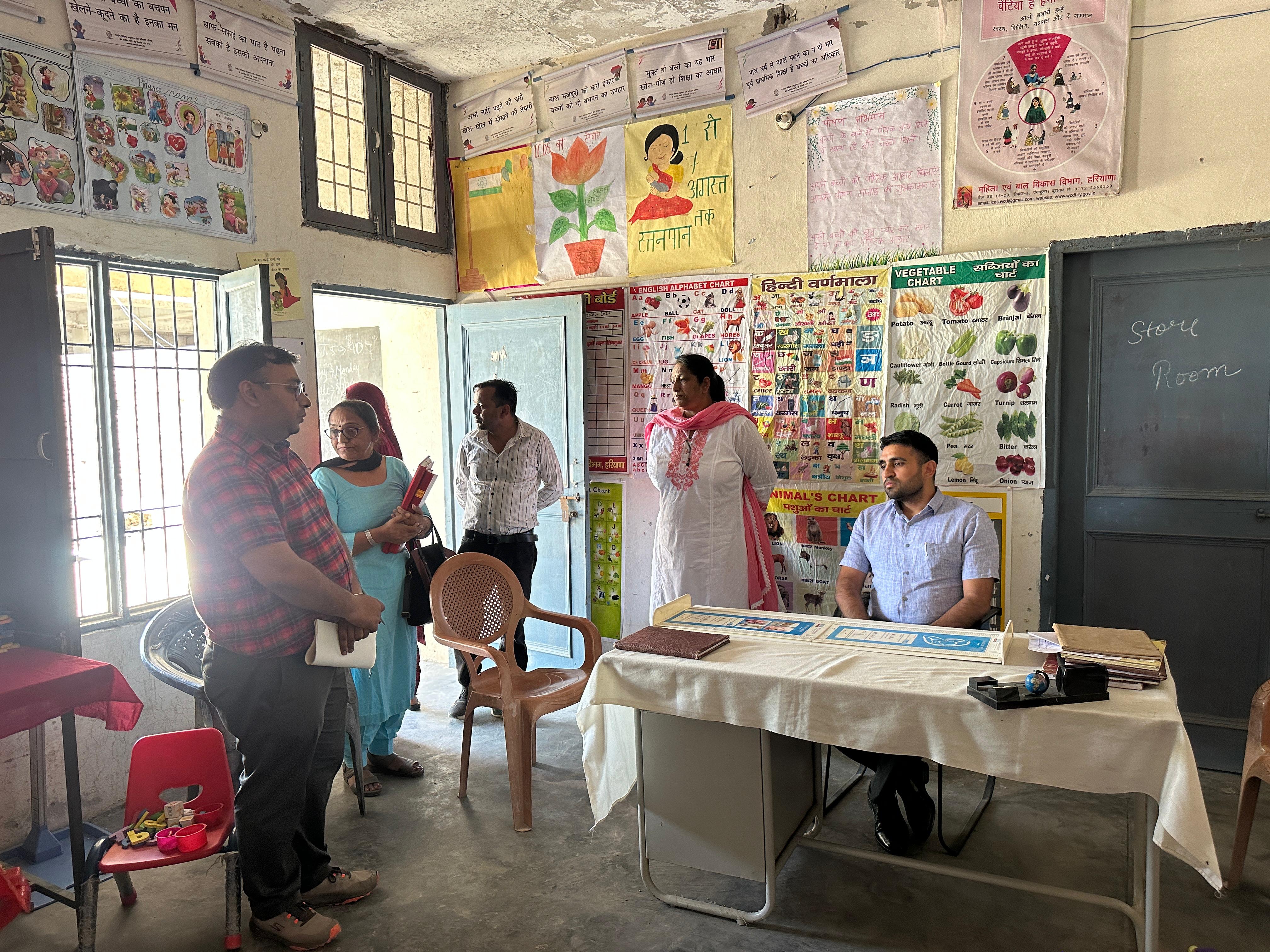आंगनवाडी केन्द्र का निरीक्षण करते हुए एसडीएम कैप्टन प्रमेश सिंह। आंगनवाडी केन्द्र का निरीक्षण करते हुए एसडीएम कैप्टन प्रमेश सिंह।