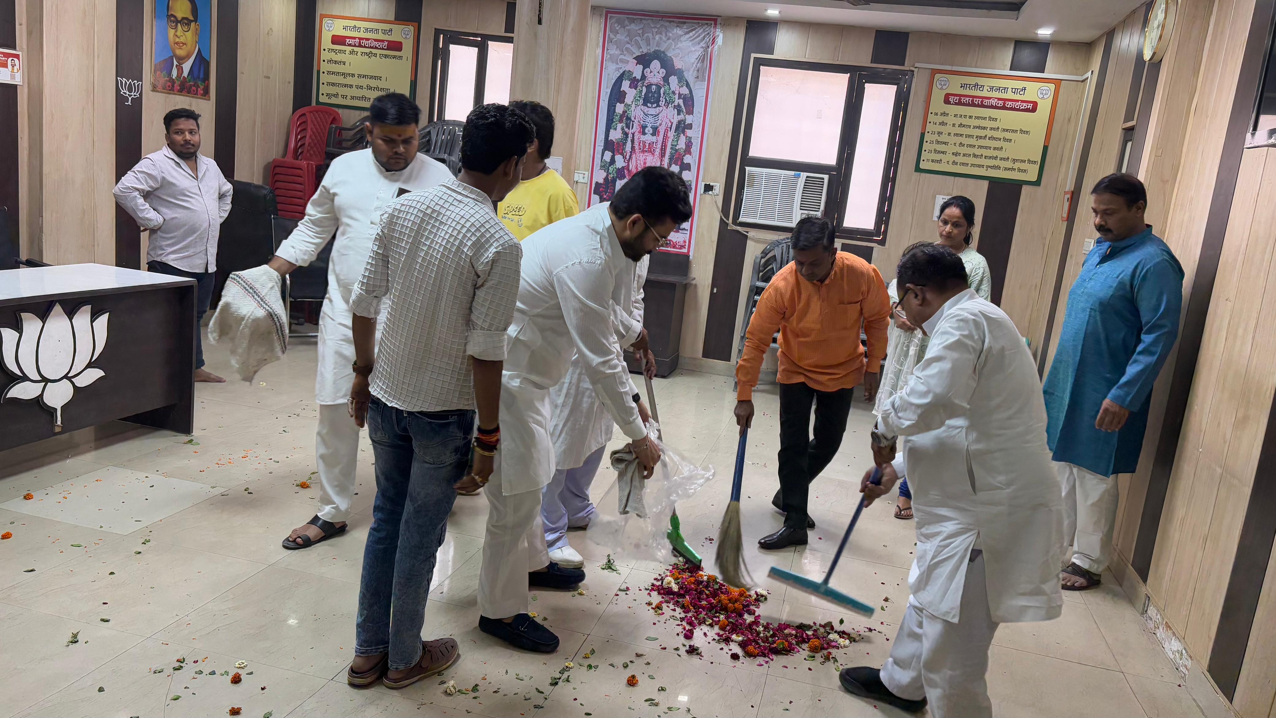 कार्यालय में साफ सफाई की फोटो