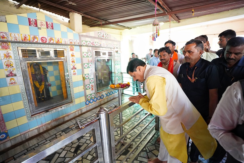 मुख्यमंत्री डॉ.मोहन यादव ने दतिया में पीतांबरा माई के दर्शन कर पूजा-अर्चना की। मुख्यमंत्री डॉ.मोहन यादव ने दतिया में पीतांबरा माई के दर्शन कर पूजा-अर्चना की।