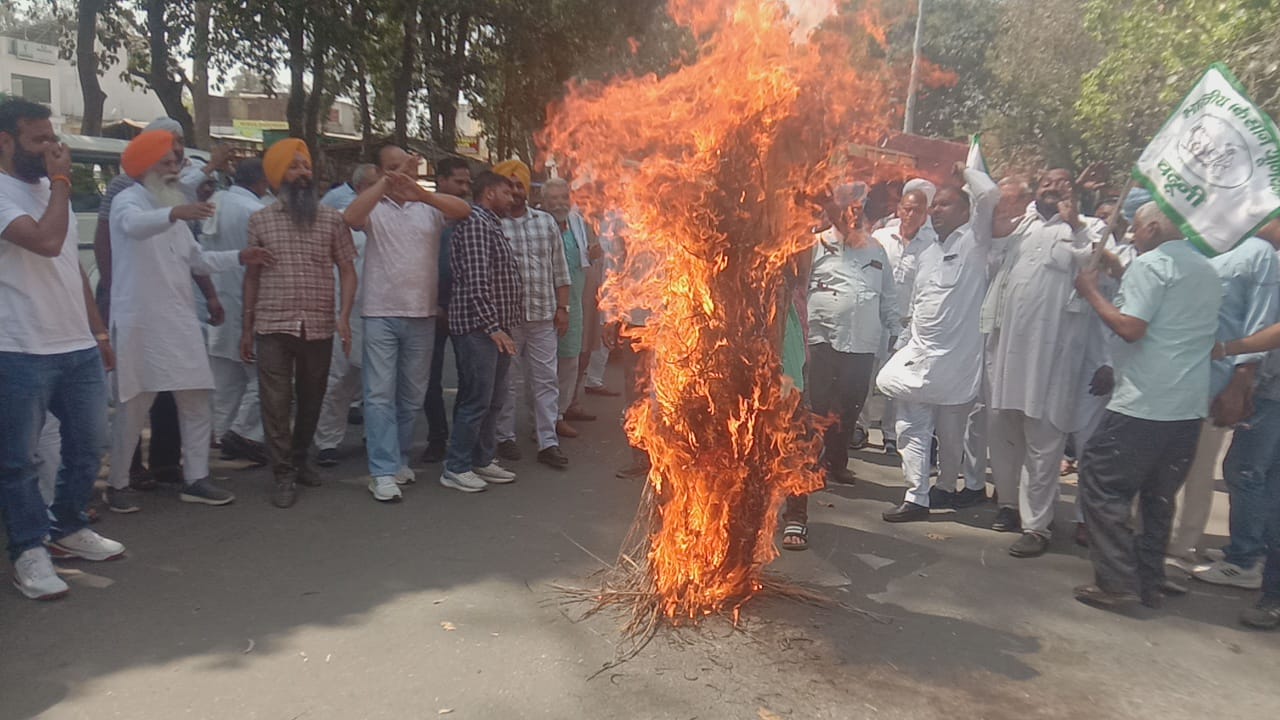 पुतला फूंकते हुए किसान पुतला फूंकते हुए किसान